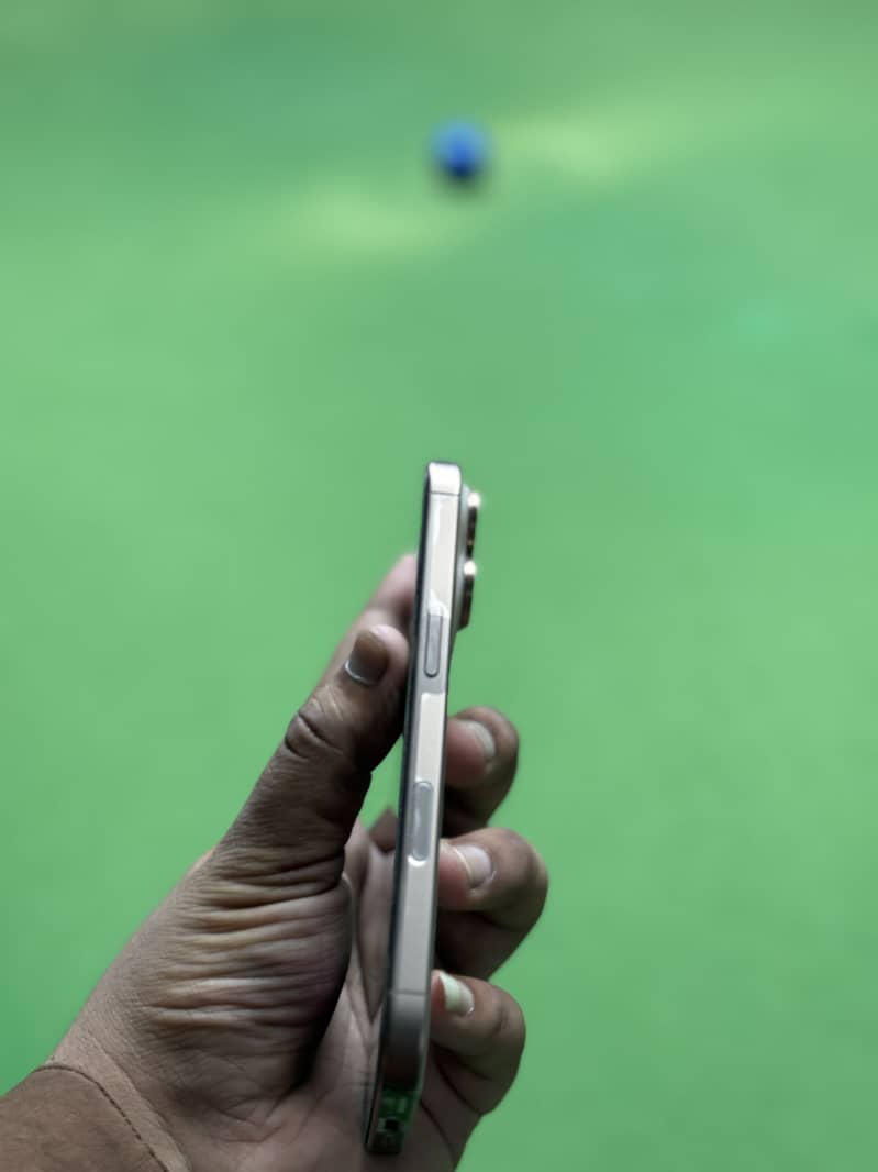 Apple iPhone 16 Pro 4