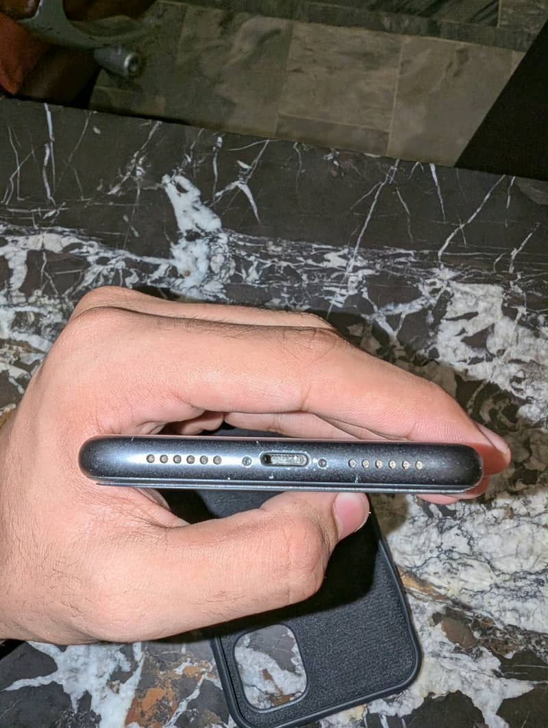 Apple iPhone 11 4