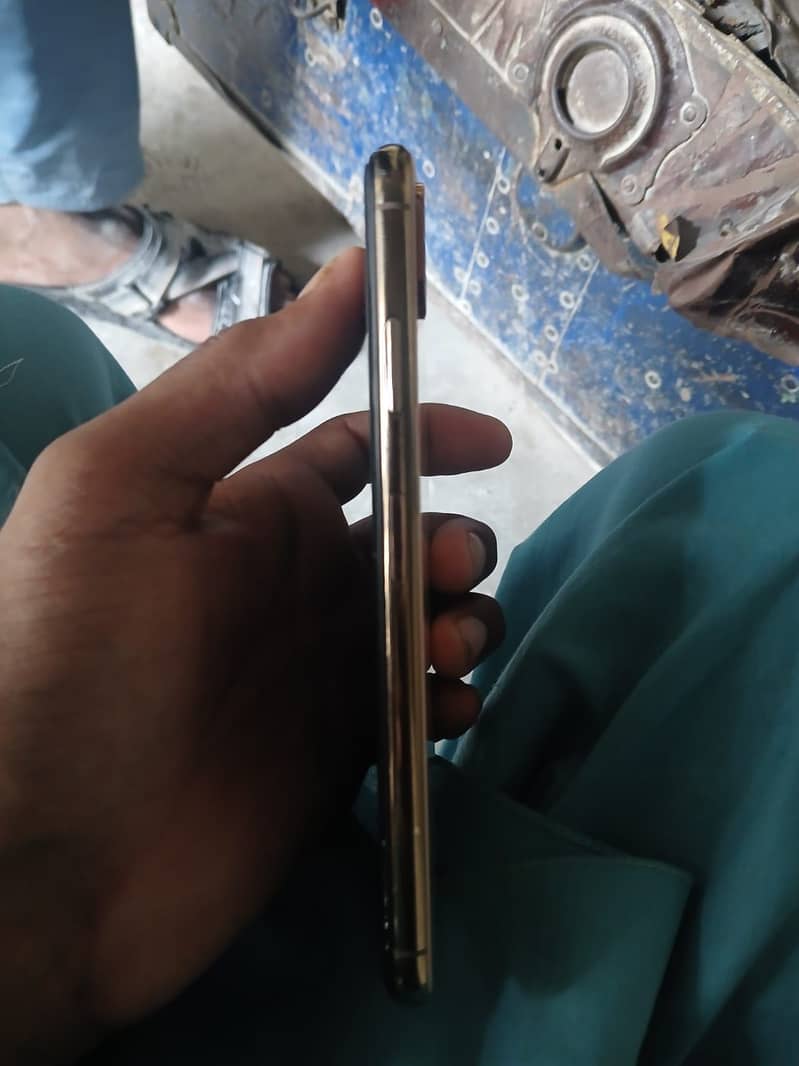 Apple iPhone XS Max 4