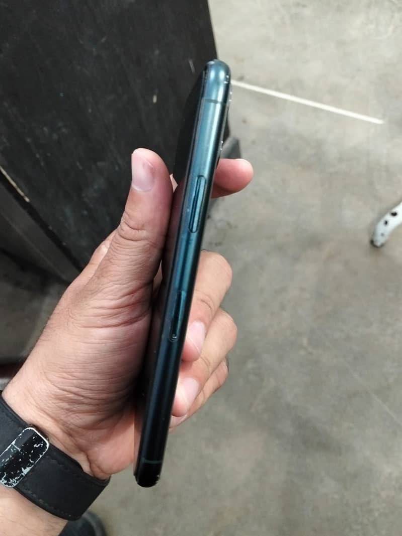 Apple iPhone 11 Pro 4