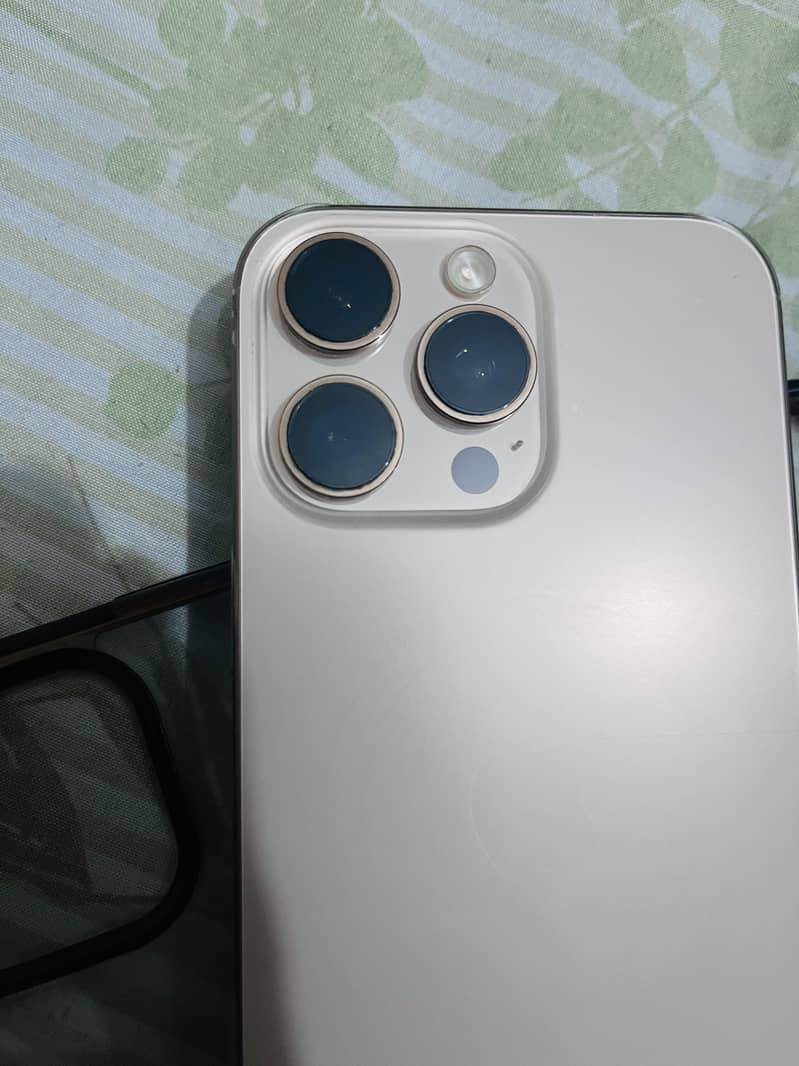 Apple iPhone 16 Pro Max 3