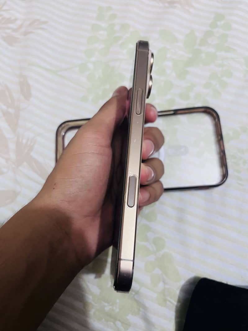 Apple iPhone 16 Pro Max 4