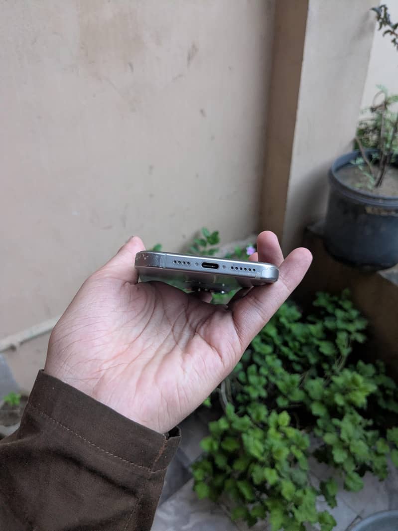 Apple iPhone 15 Pro Max 4