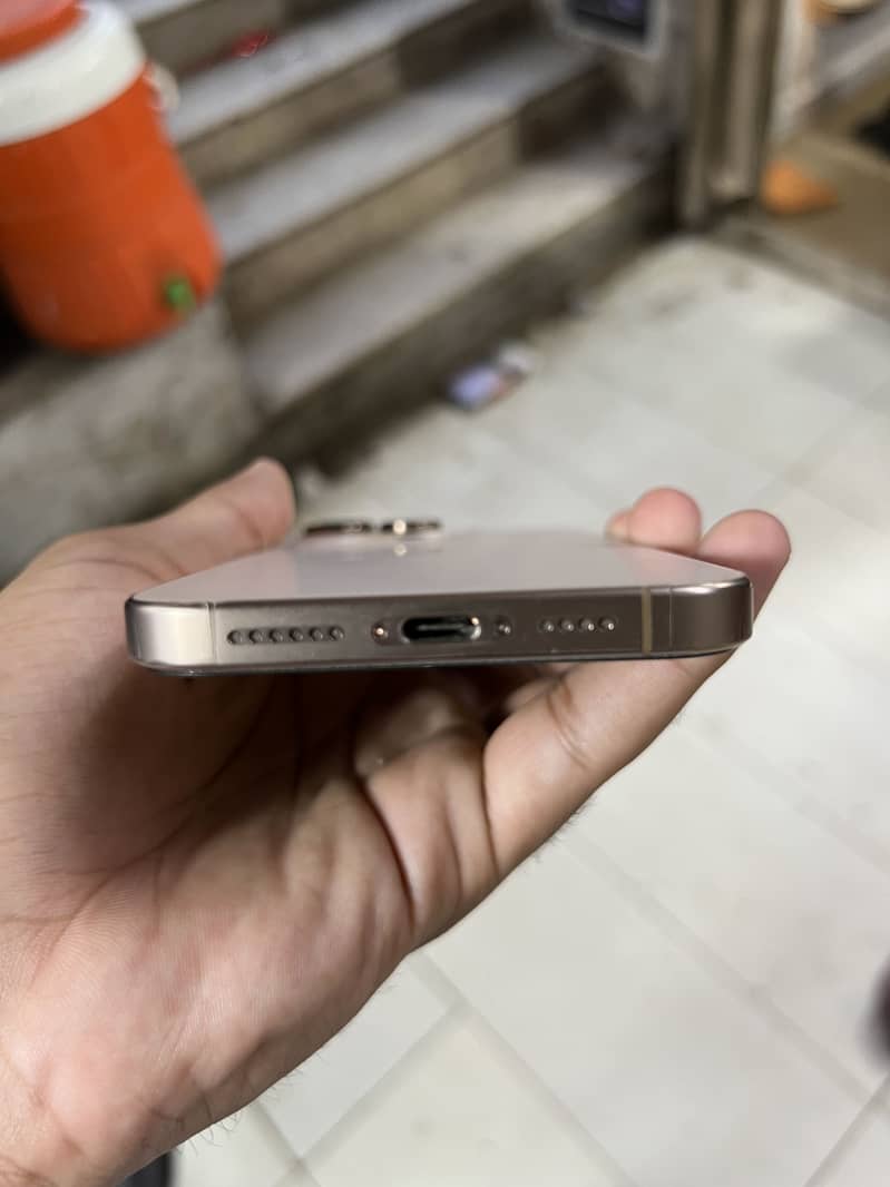 Apple iPhone 16 Pro Max 2