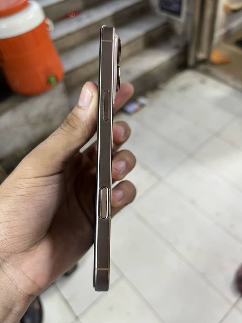 Apple iPhone 16 Pro Max 3