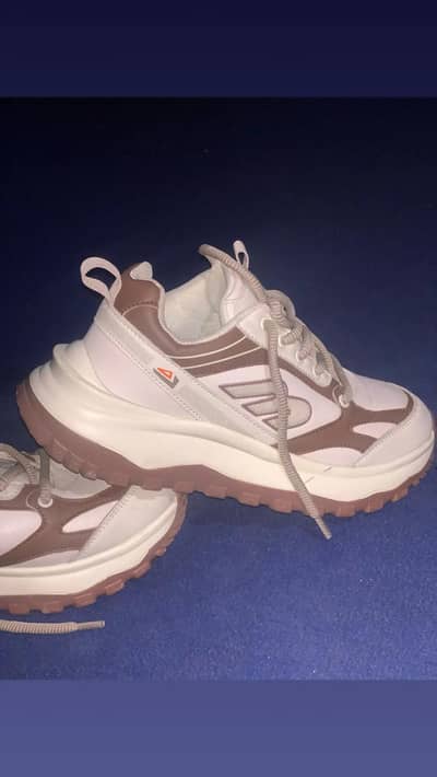peak sports shoes 