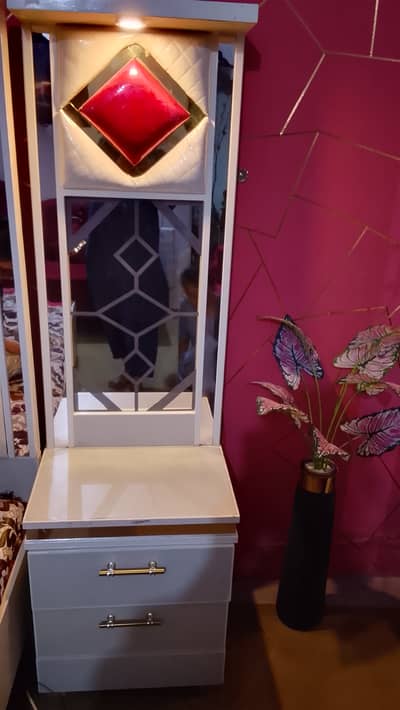 Side table hai new hai jis ko Lena ho rbt krin bilkul new