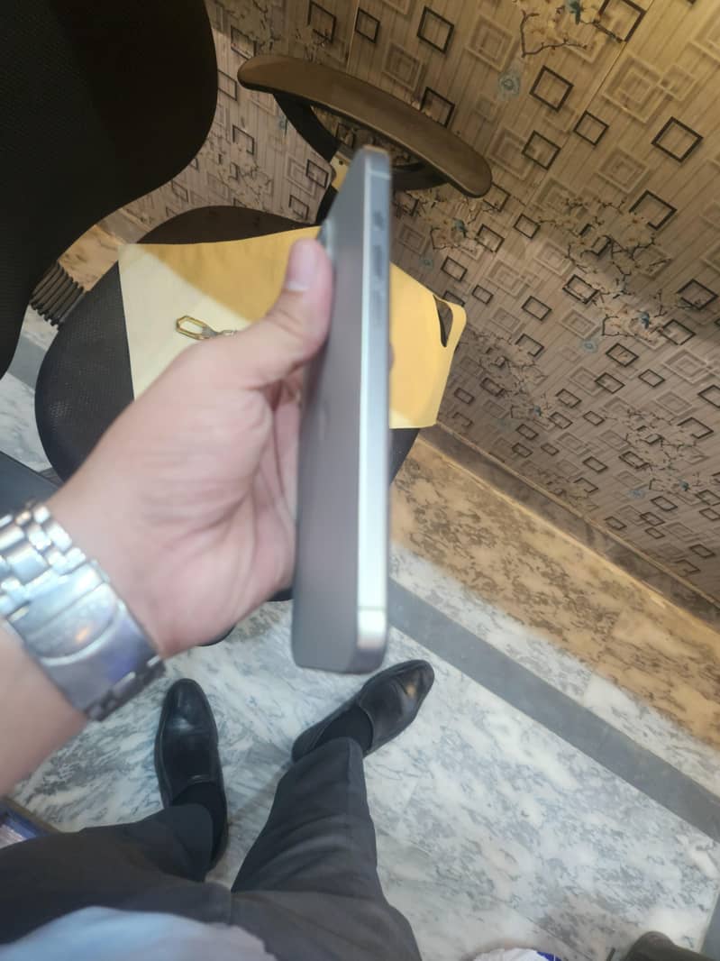 Apple iPhone 15 Pro Max 4
