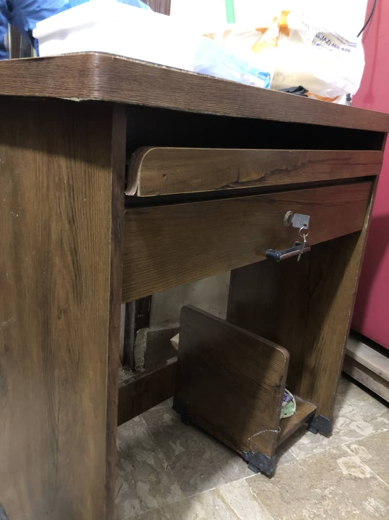 Computer table 1