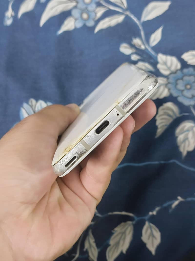 Sharp Aquos R2 2