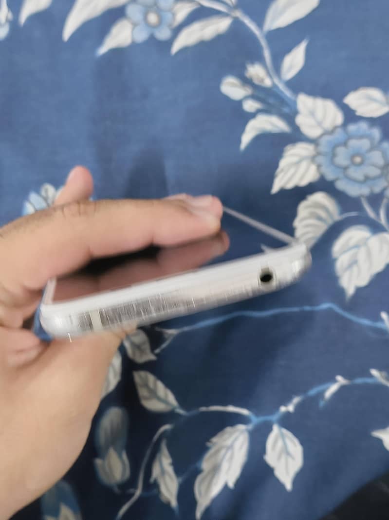 Sharp Aquos R2 3