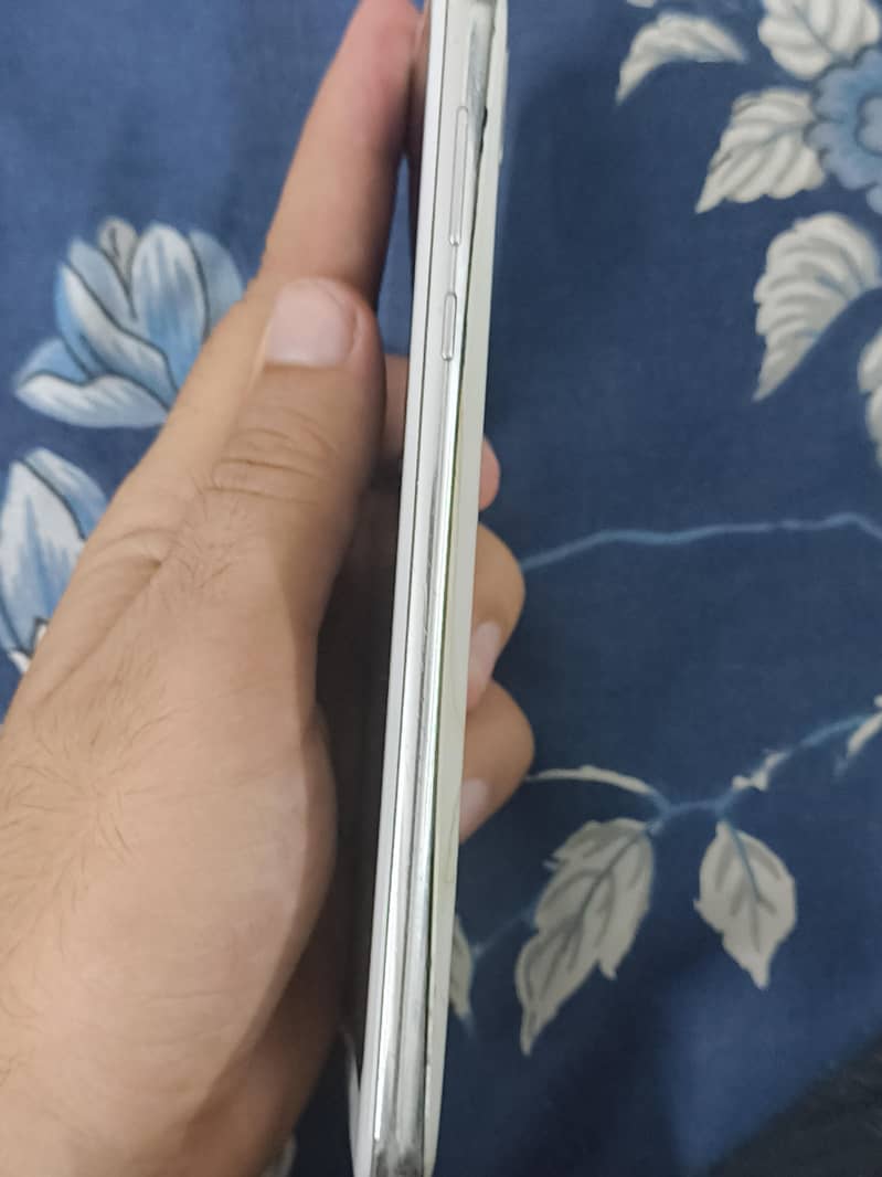 Sharp Aquos R2 4