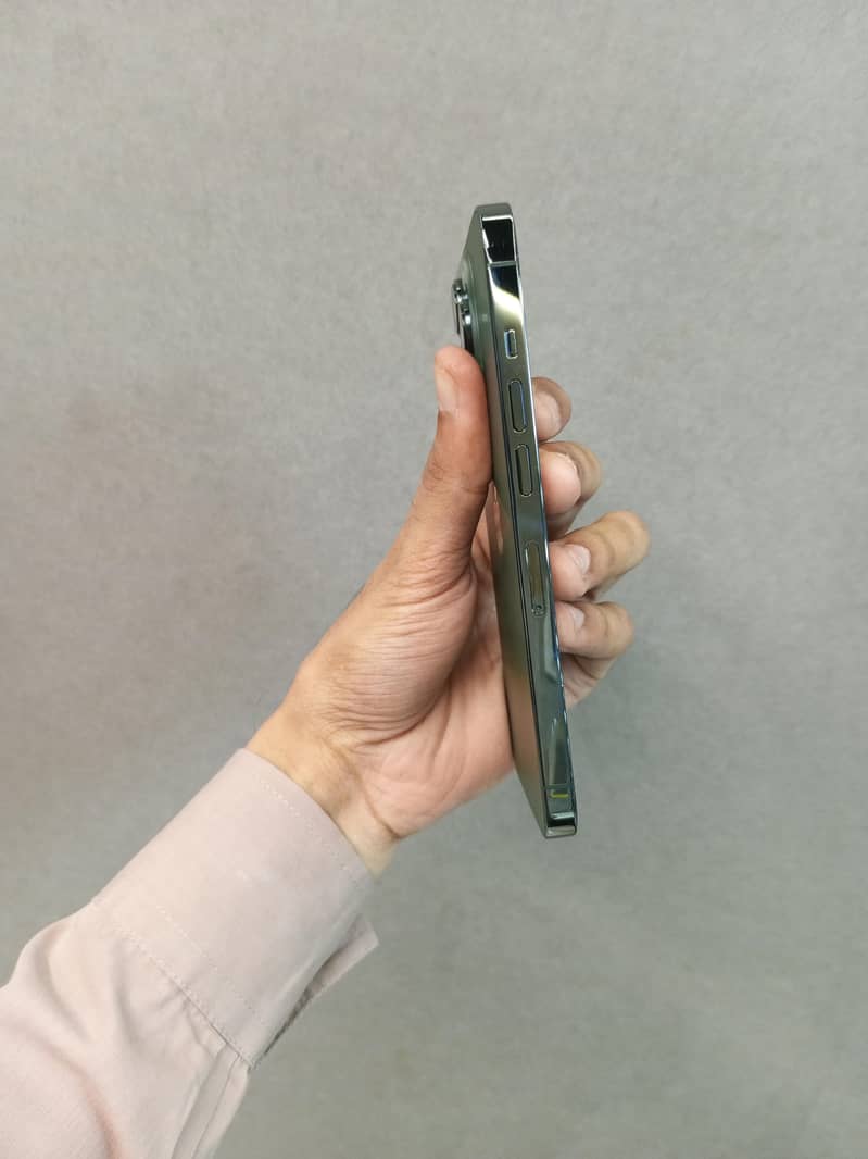 Apple iPhone 13 Pro 2