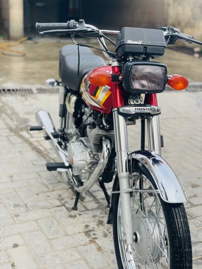 Honda 125 25 model red colour.
