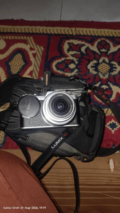 Panasonic Lumix DMC-GF7 mirrorless digital camera