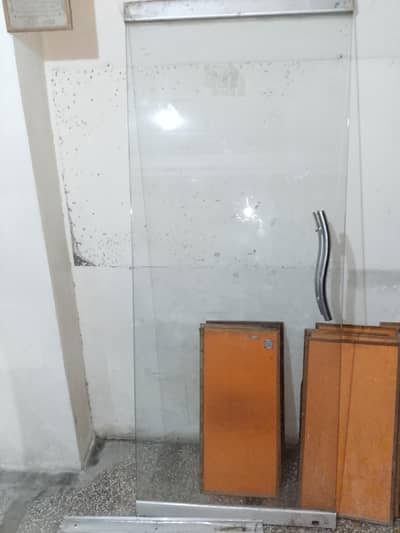 GLASS DOOR with machine