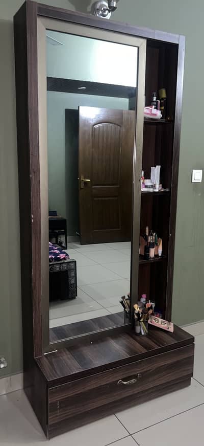Long mirror dressing table.