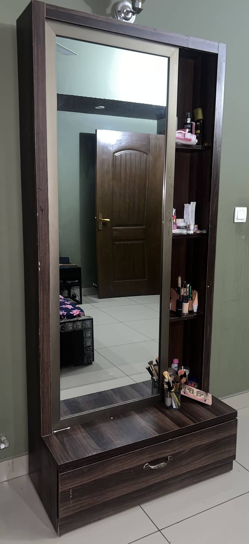 Long mirror dressing table. 0