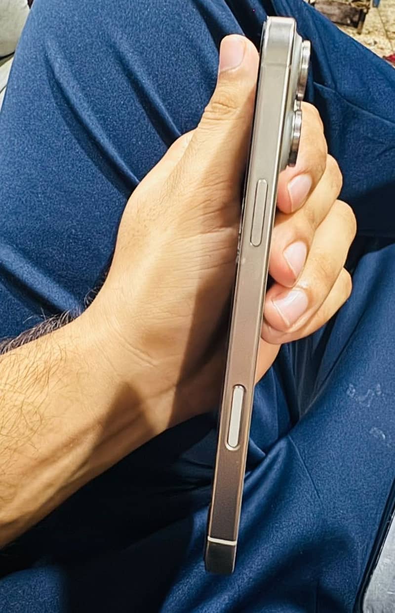 Apple iPhone 16 Pro Max 0