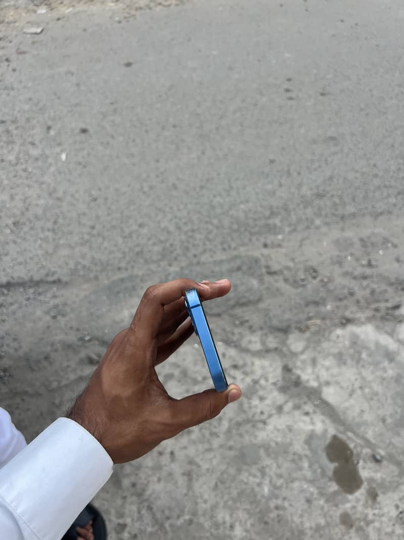 Apple iPhone 13 2