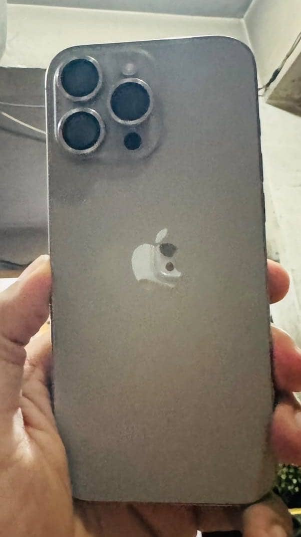 Apple iPhone 16 Pro Max 1