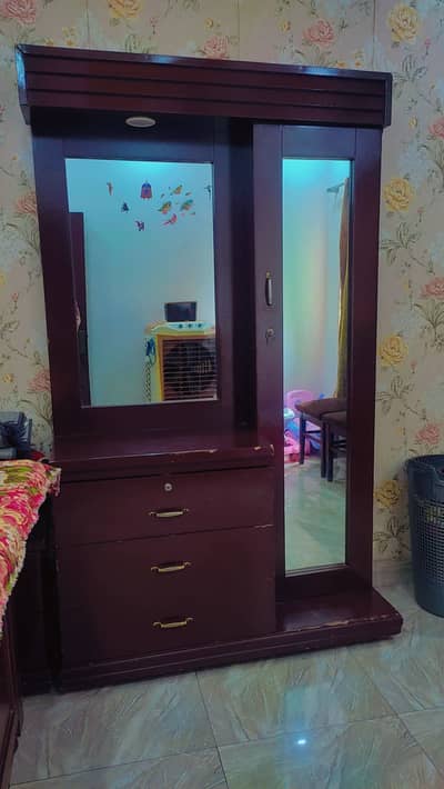 Dressing table needs minor repair for fresh look