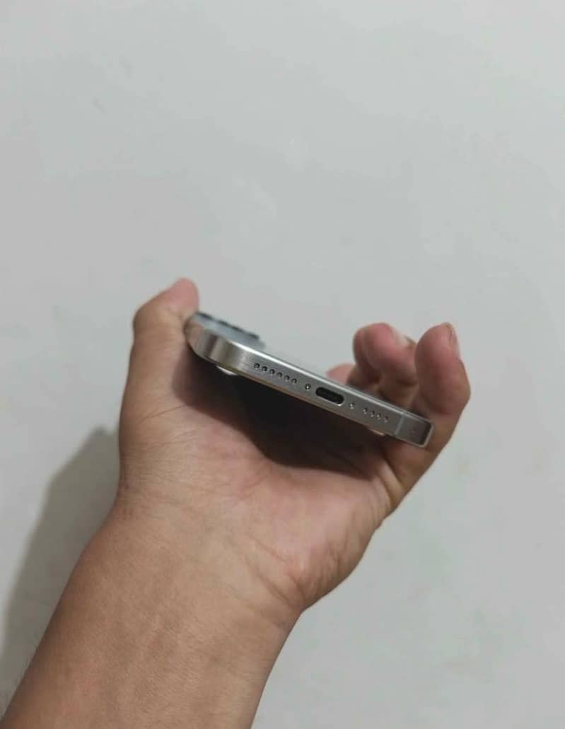 Apple iPhone 15 Pro Max 3
