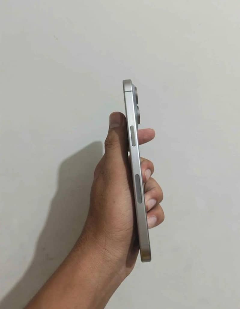 Apple iPhone 15 Pro Max 4
