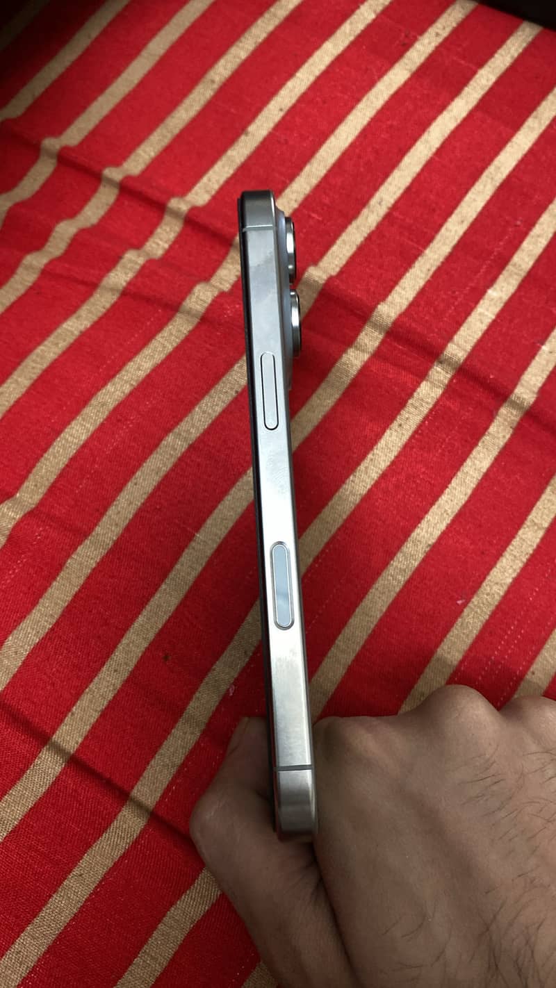 Apple iPhone 16 Pro 3