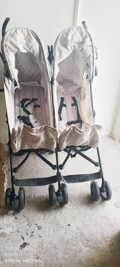 baby's  strollerl