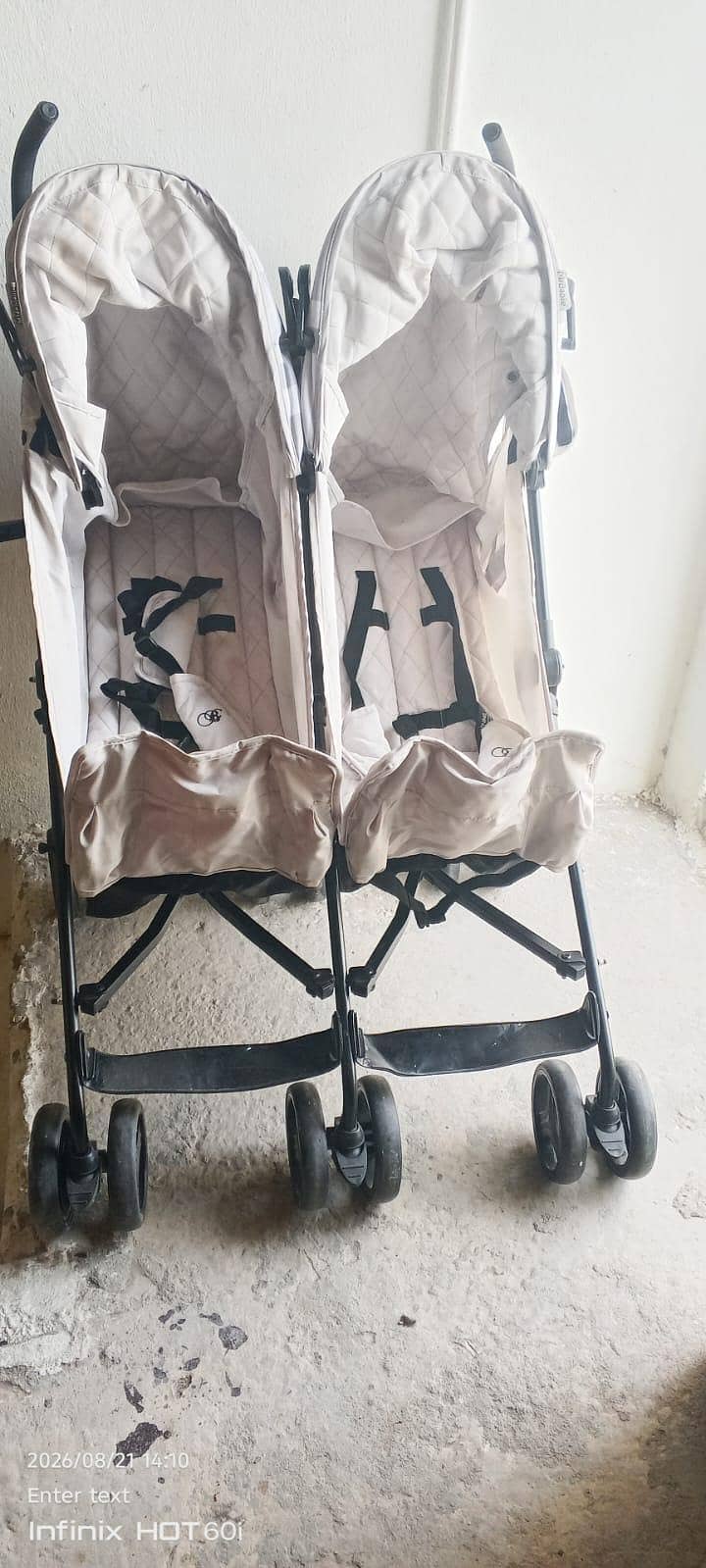 baby's  strollerl 0