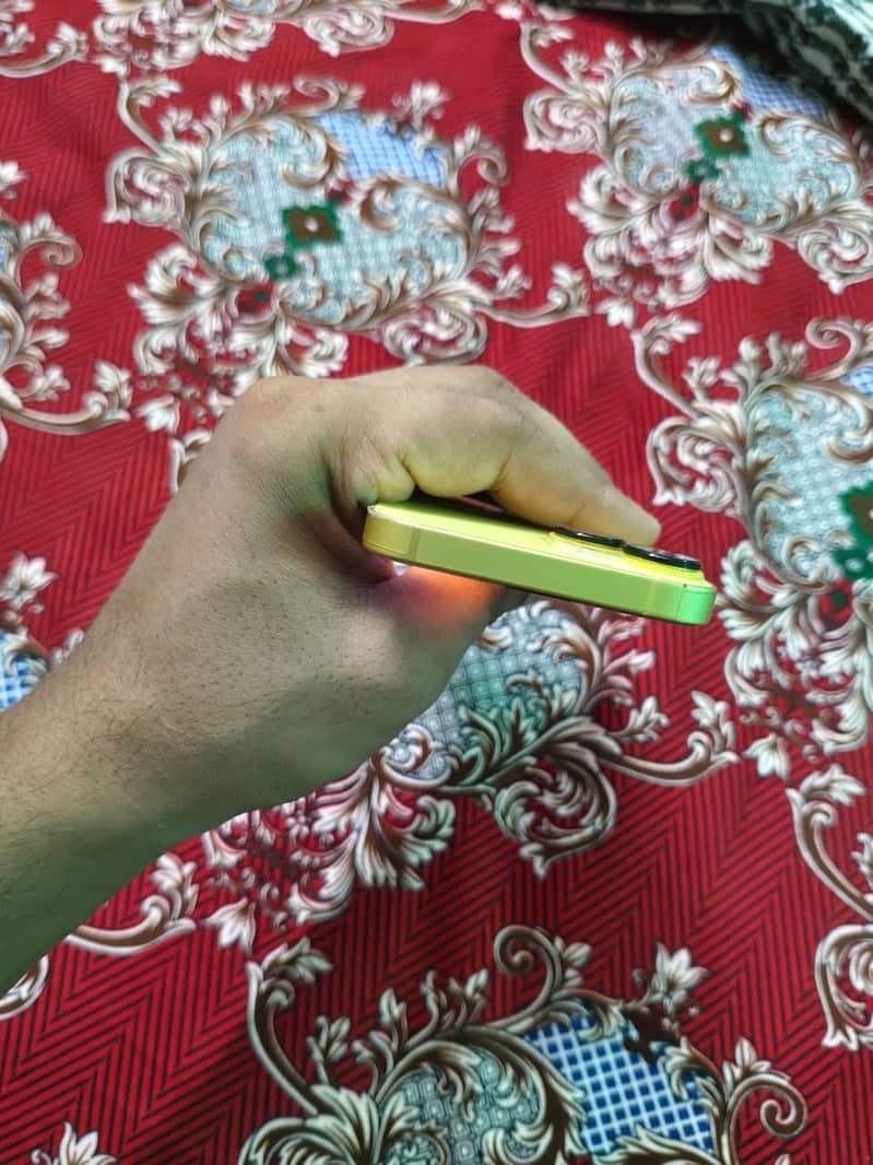 Apple iPhone 14 4