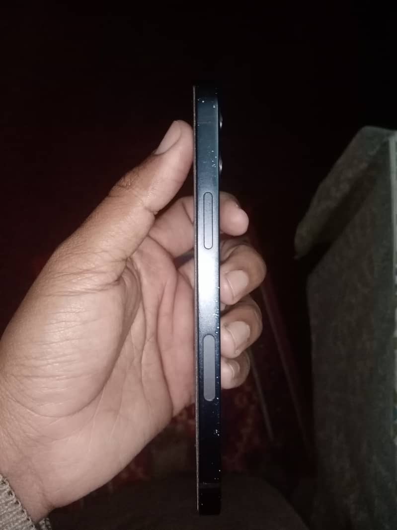 Apple iPhone 12 4