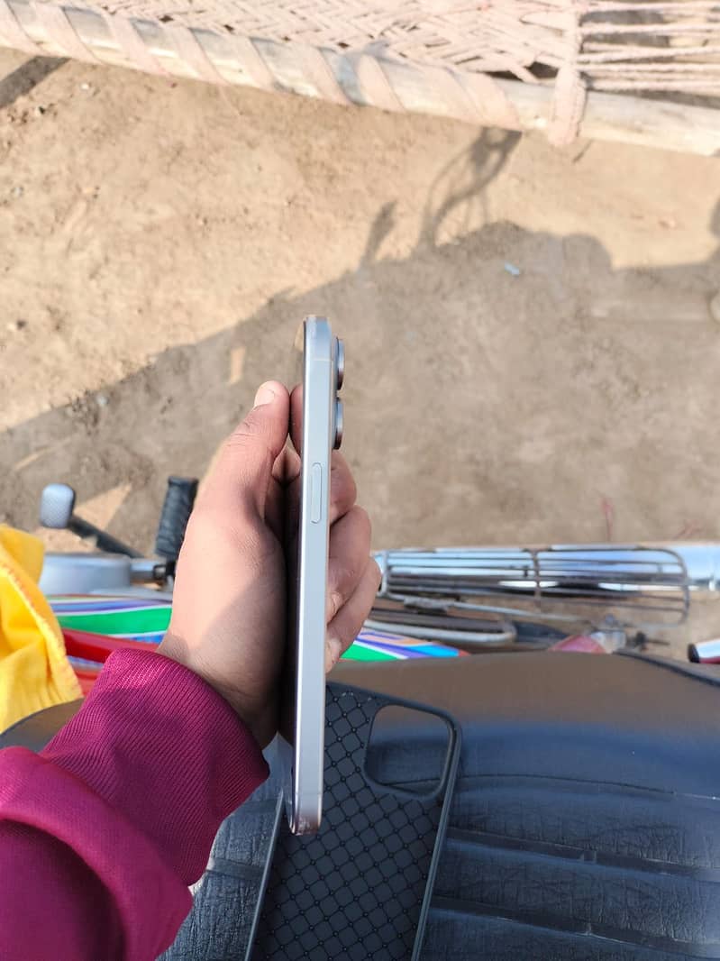 Apple iPhone 15 Pro Max 2