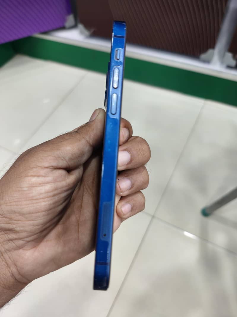 Apple iPhone 12 4