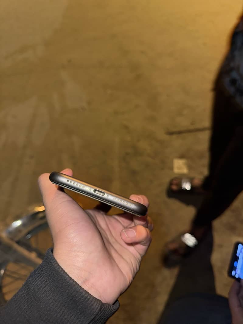 Apple iPhone 11 4
