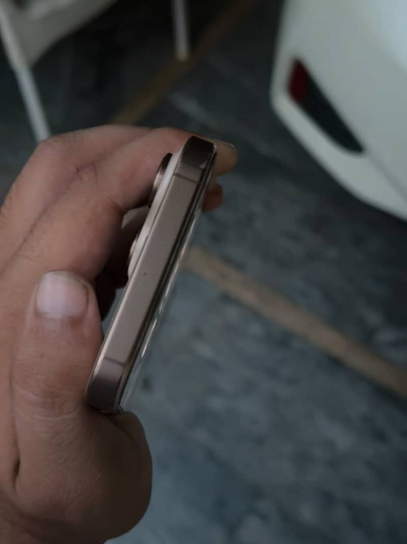 Apple iPhone 16 Pro Max 4