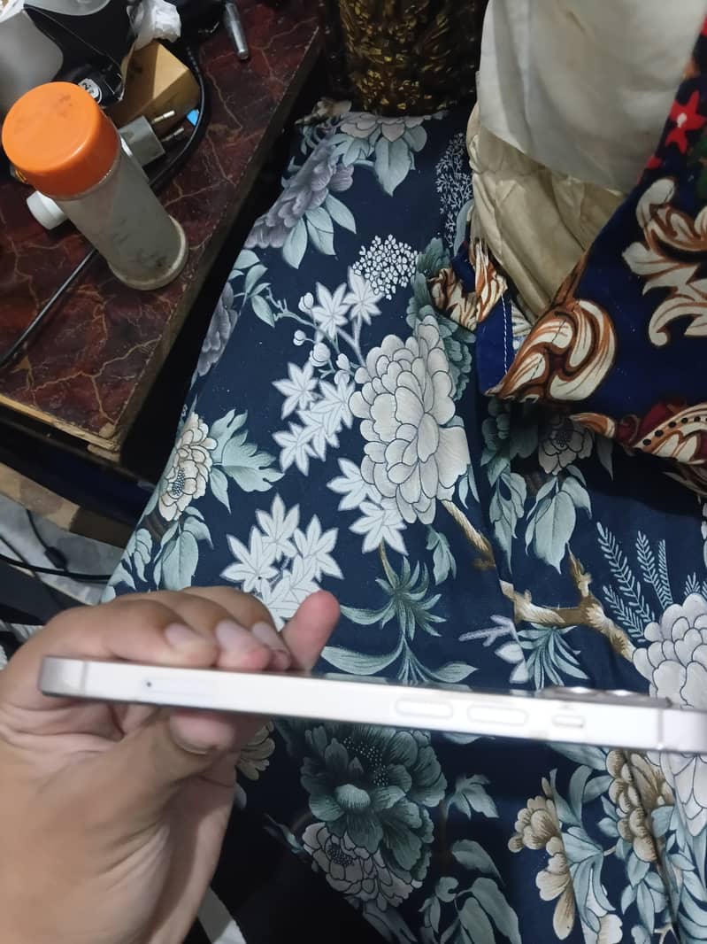 Apple iPhone 13 5