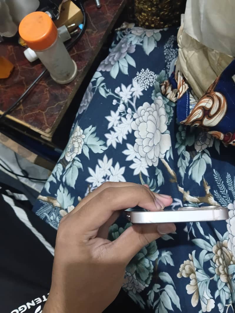 Apple iPhone 13 6