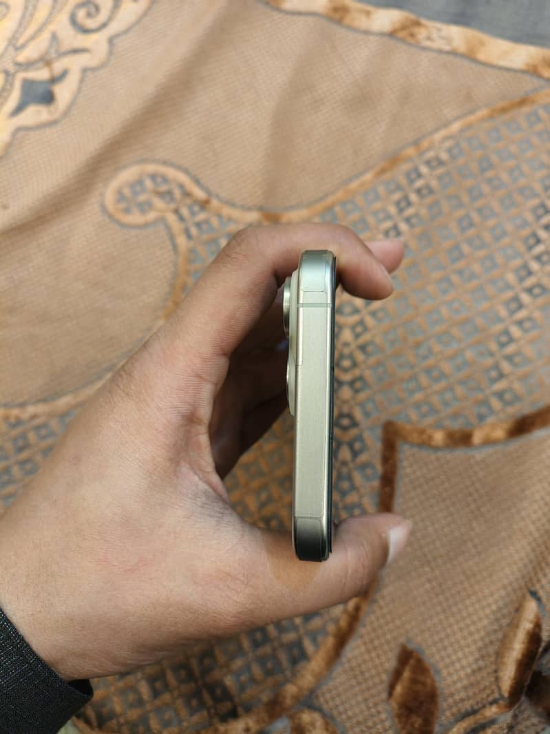 Apple iPhone 15 Pro Max 4