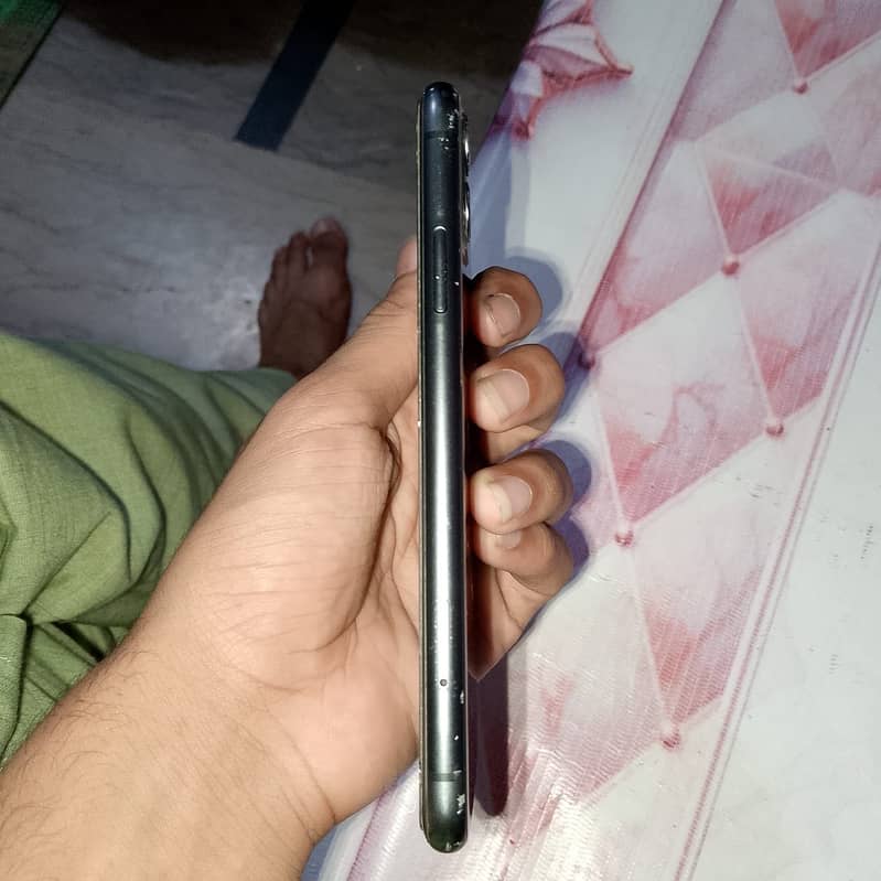 Apple iPhone 11 4