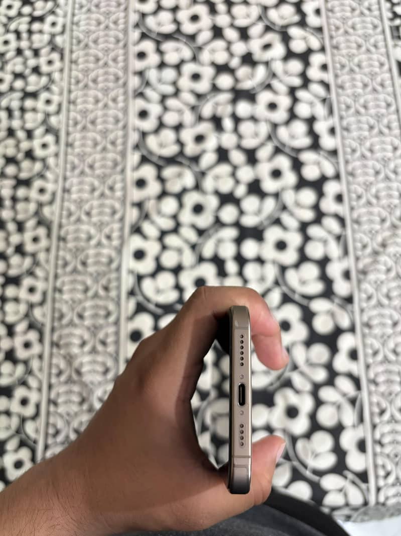 Apple iPhone 16 Pro Max 4