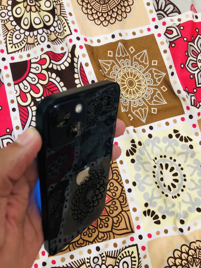Apple iPhone 13 4