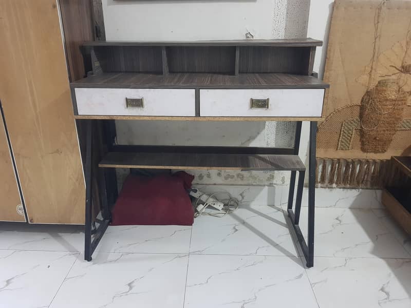 copmputer table 0