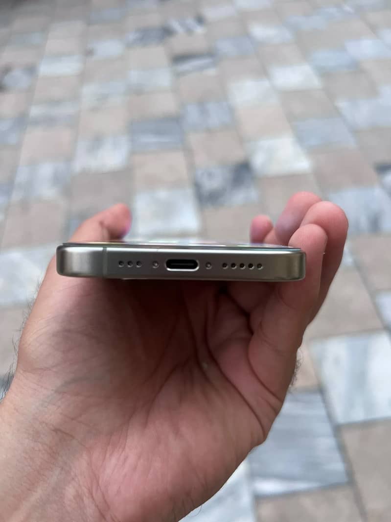 Apple iPhone 15 Pro 4