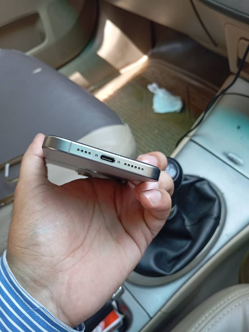Apple iPhone 15 Pro Max 0