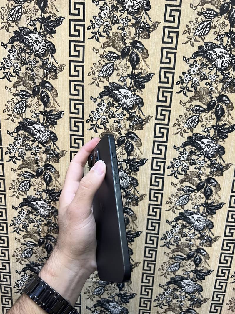Apple iPhone 15 Pro Max 4