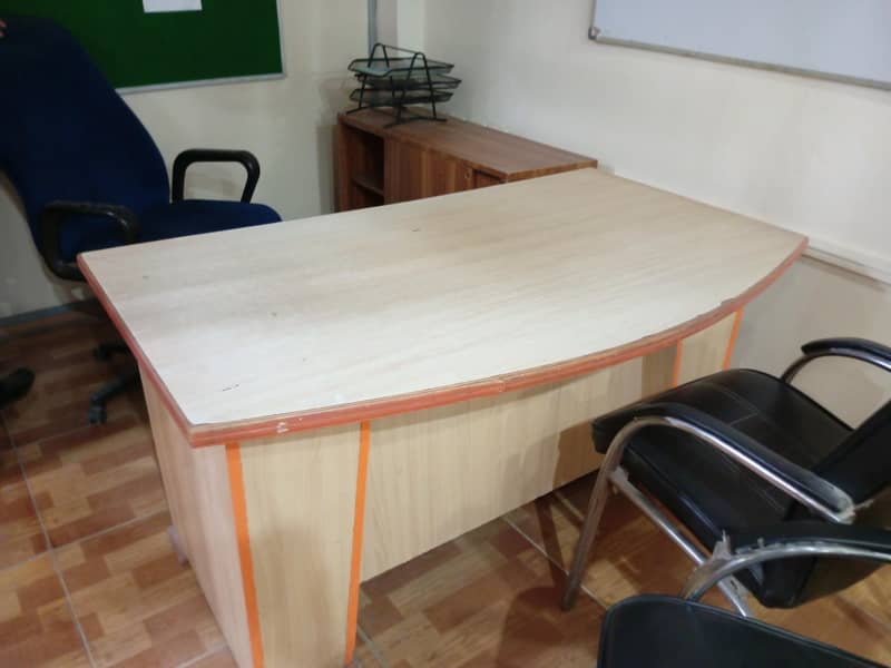 OFFICE TABLE 0