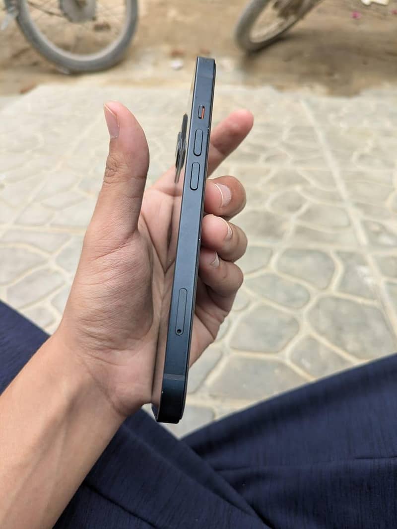 Apple iPhone 13 5