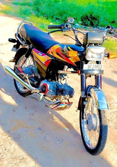 25 bta 26 black CD 70 bilkul saf halat 10by 9.5 nmbar lga hai